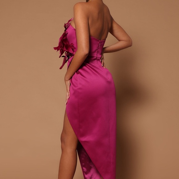 BNWT Asymmetrical Fashion Nova Maxi Dress with feather embellishment size Large - Picture 3 of 5